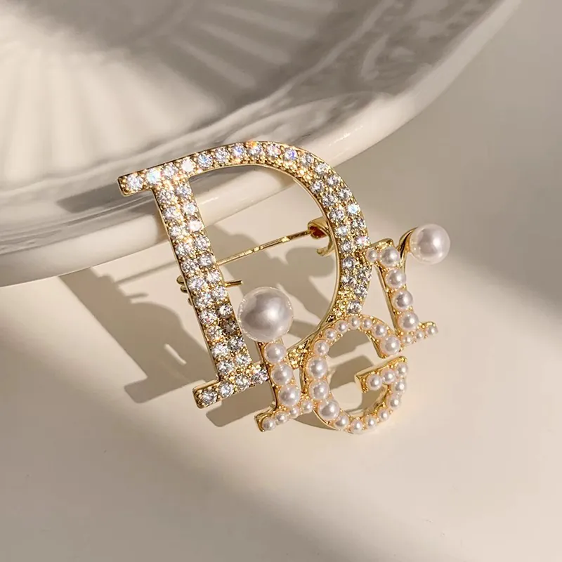 Trâm Cài Áo Chữ Dior Đính Đá Ngọc Trai - Hình ảnh 6