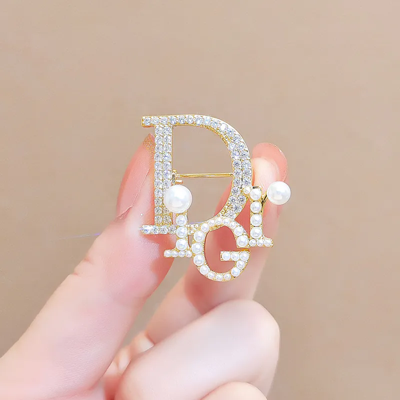 Trâm Cài Áo Chữ Dior Đính Đá Ngọc Trai - Hình ảnh 5