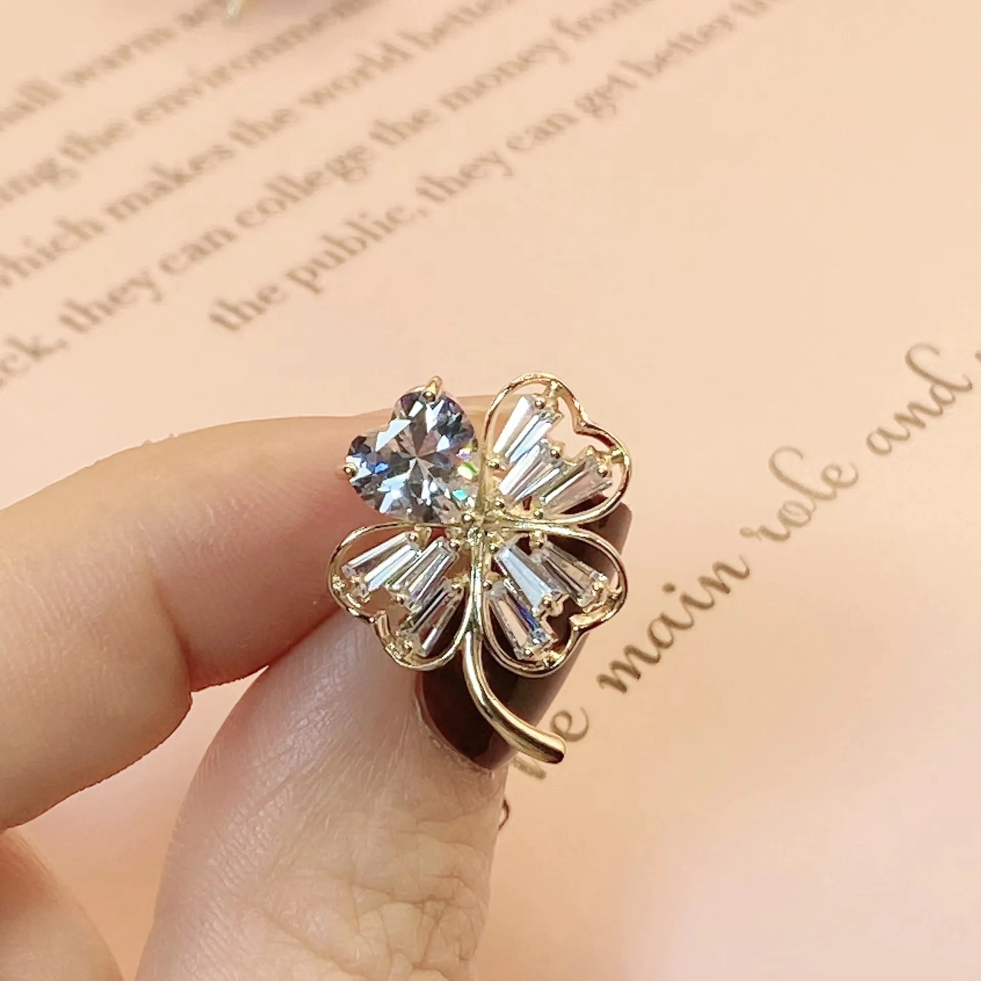 Pin Cài Áo Cỏ Bốn Lá Đính Phale - Hình ảnh 3