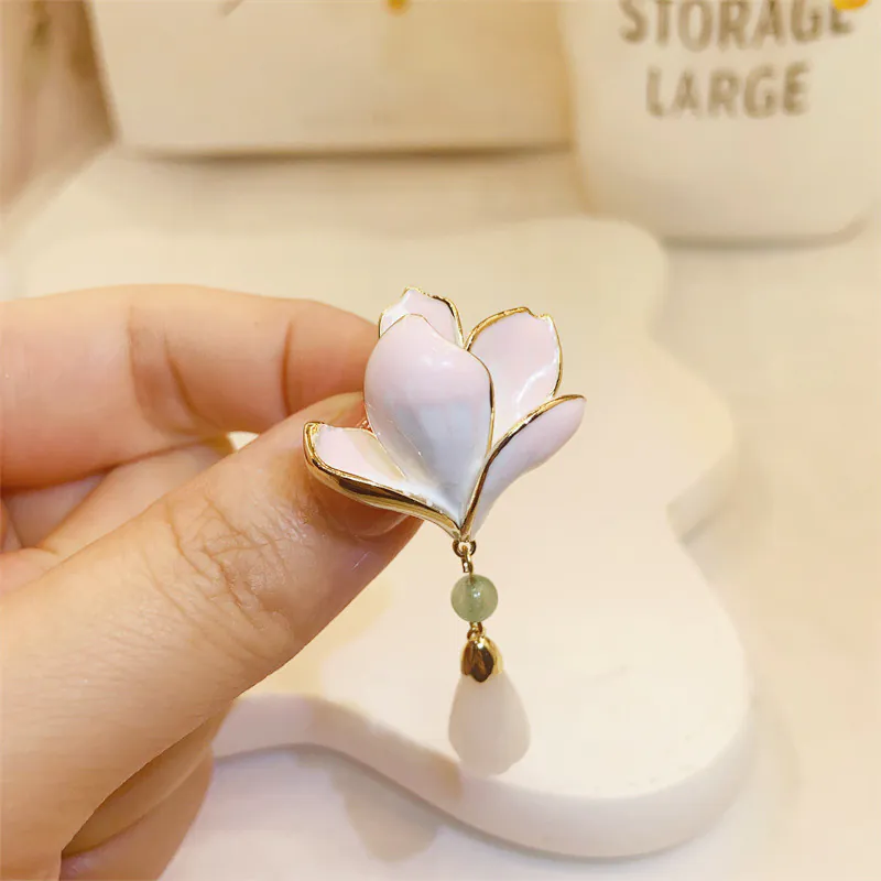 Trâm Cài Áo Hoa Mộc Lan Trắng Tráng Men - Hình ảnh 3