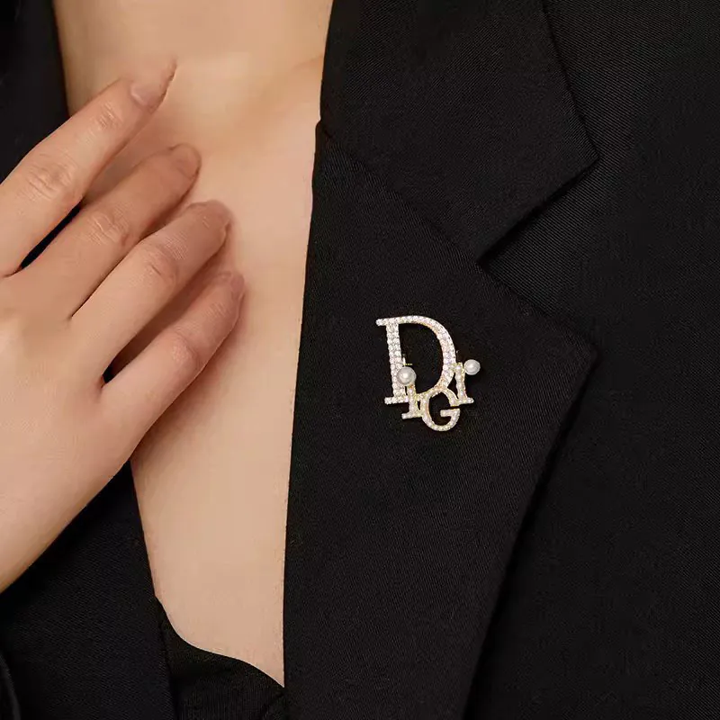 Trâm Cài Áo Chữ Dior Đính Đá Ngọc Trai - Hình ảnh 13