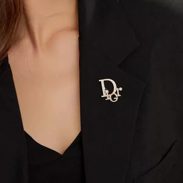 trâm cài áo chữ dior đính đá