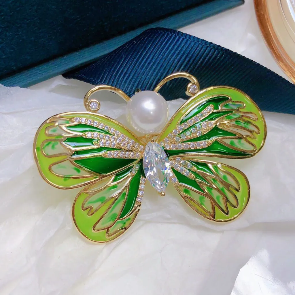 cài áo bươm bướm,