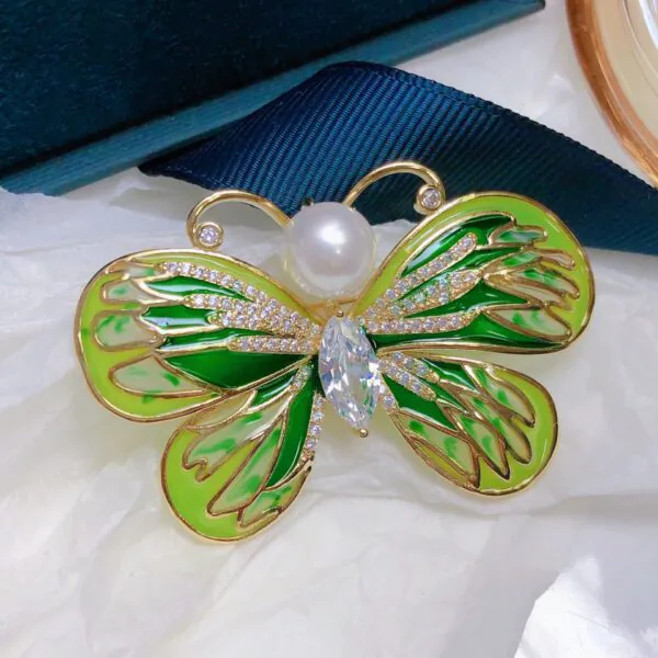 cài áo bươm bướm,