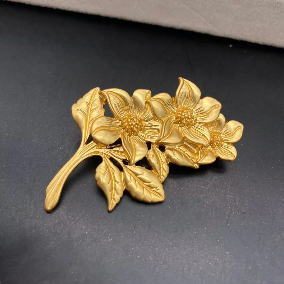 trâm cài áo nhành hoa mạ vàng 24K