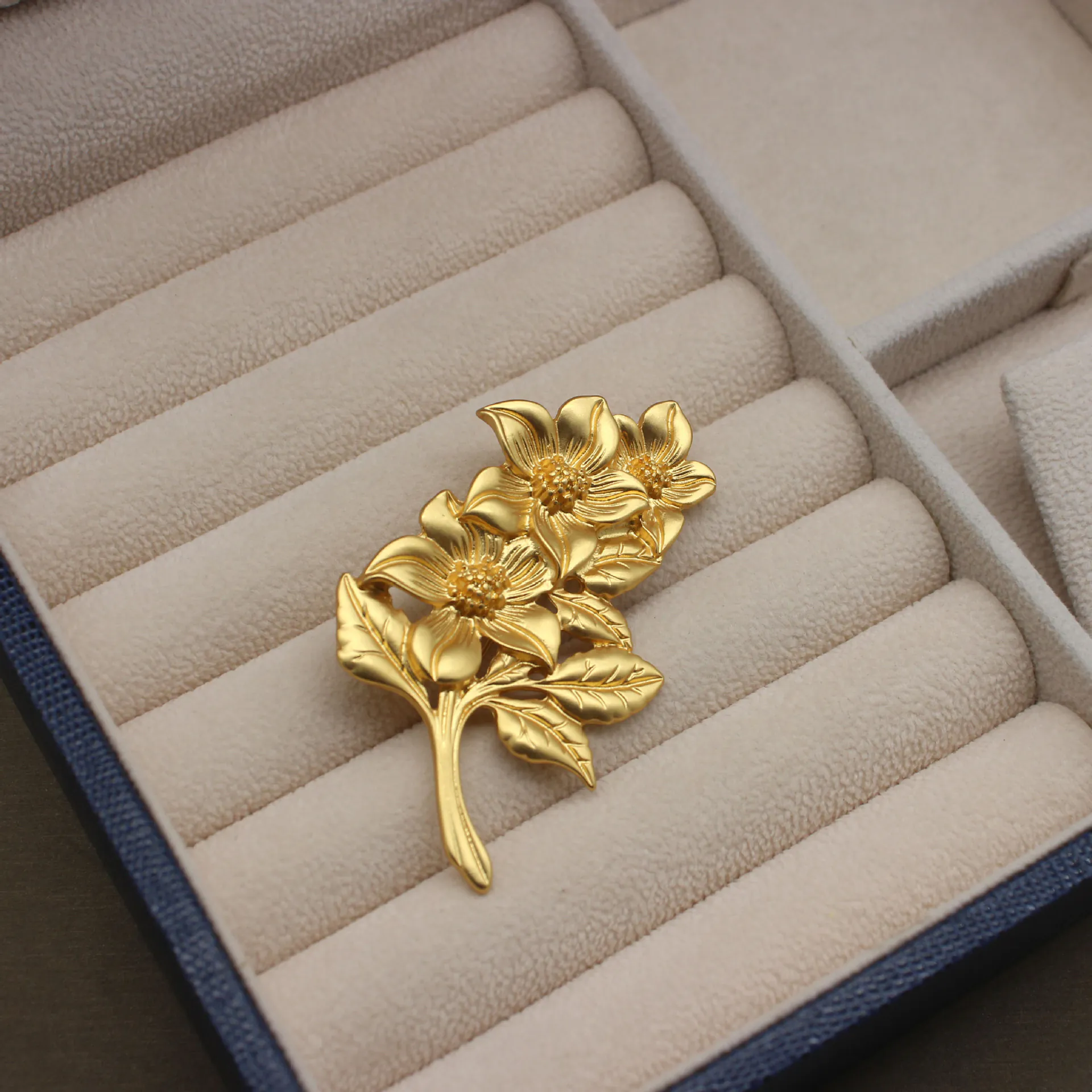 cài áo nhành hoa ạ vàng 24K