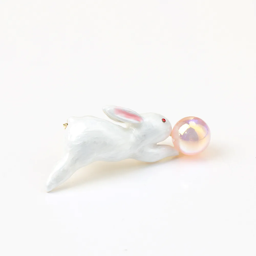 cài áo thỏ trắng duyên dáng, nhẹ nhàng