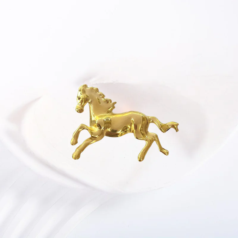 cài áo ngựa phong thủy mạ vàng 24K