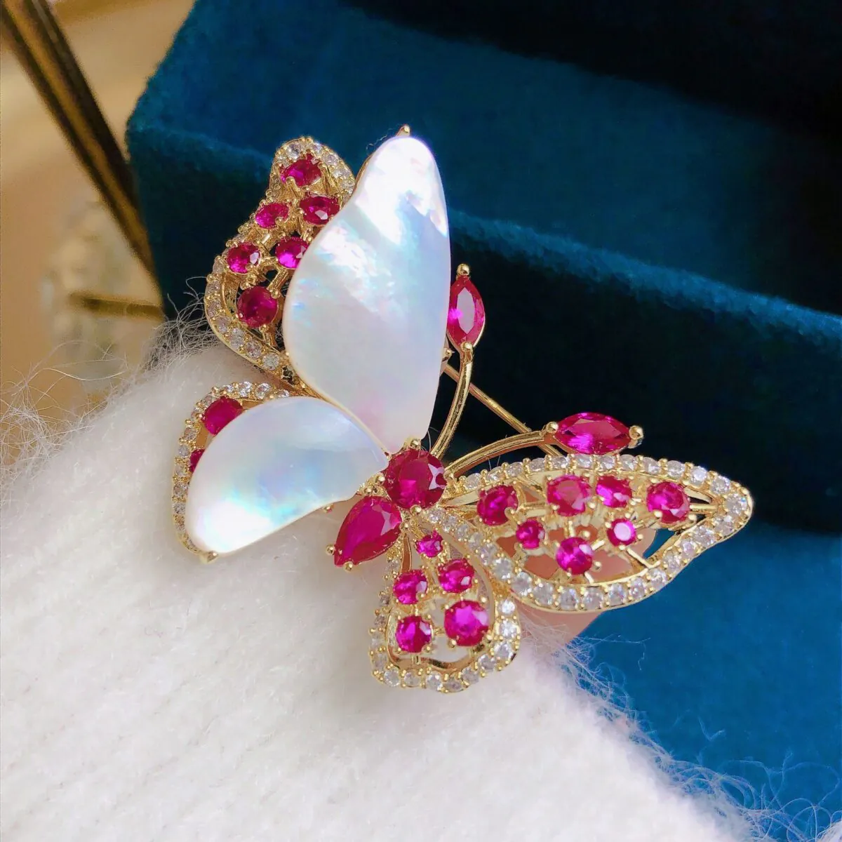 Trâm Cài Áo Bươm Bướm Đính Đá Ruby - Hình ảnh 5
