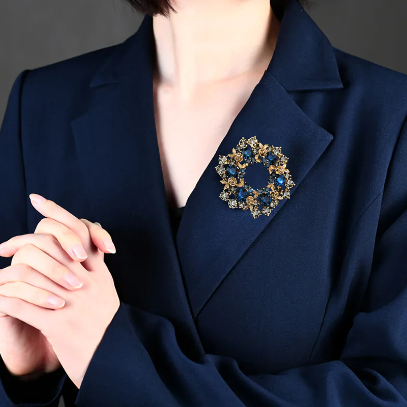cài áo vest công sở thanh lịch
