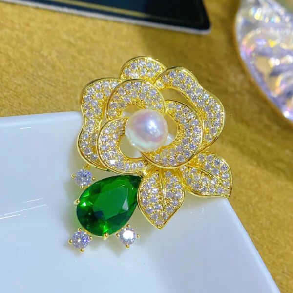 cài áo hoa hồng đính đá