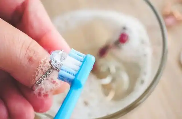 Cách làm vàng sáng bóng bằng nước rửa chén và nước ấm