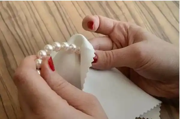 Làm sạch trang sức vàng có đính đá quý, ngọc trai an toàn