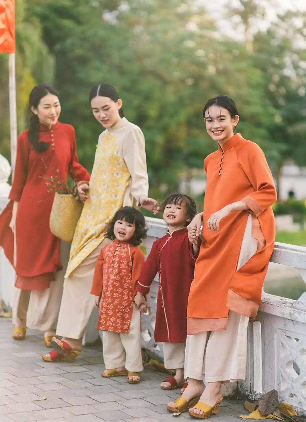 Túi cói mây đan và guốc mộc – Hoàn thiện bức tranh hoài cổ