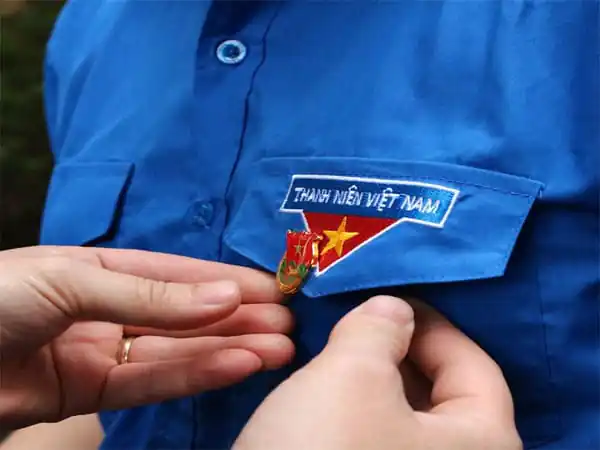 Vị trí đeo huy hiệu đoàn chuẩn trên trang phục