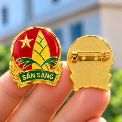 Huy hiệu Đội có cấu tạo và hình dáng như thế nào?