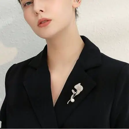 Cách đeo trâm cài áo blazer