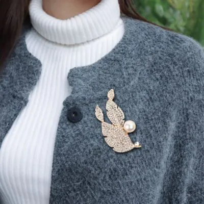 Cách đeo trâm cài áo len và cardigan