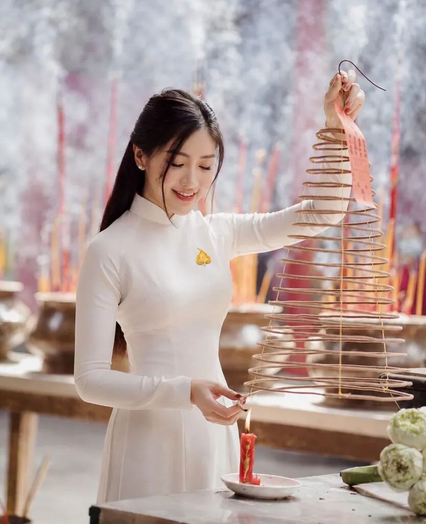 Ghim cài áo lá bồ đề mạ vàng tại Trang Sức Bee